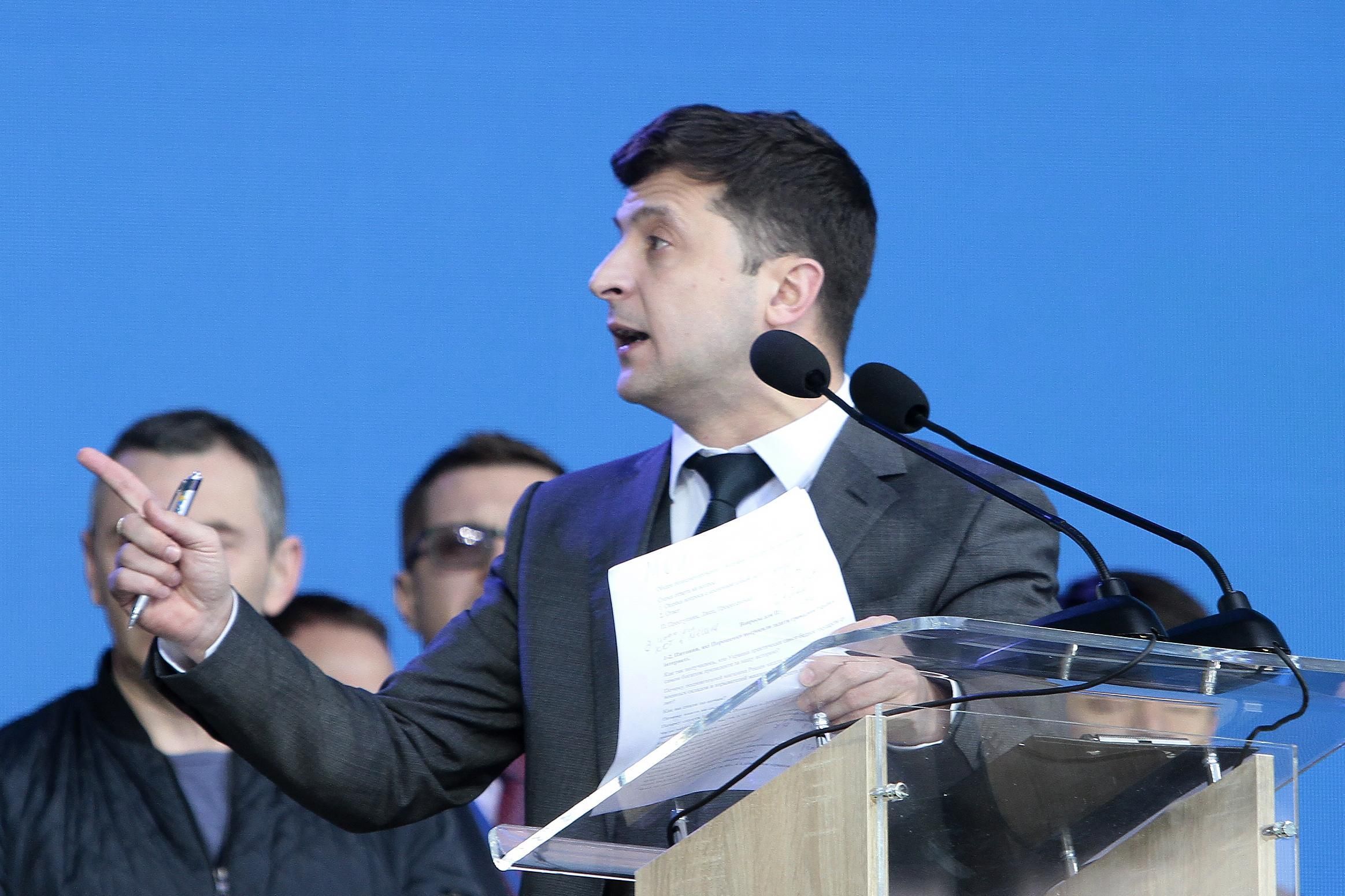 Штрафи і суспільні роботи: Зеленський вніс в Раду законопроект, який каратиме "кнопкодавів" Штрафи і суспільні роботи: Зеленський вніс в Раду законопроект, який каратиме "кнопкодавів"