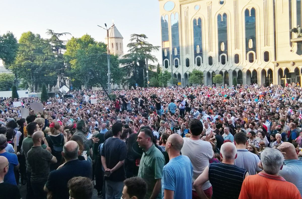 Протесты в Грузии возобновились: что сейчас происходит возле парламента