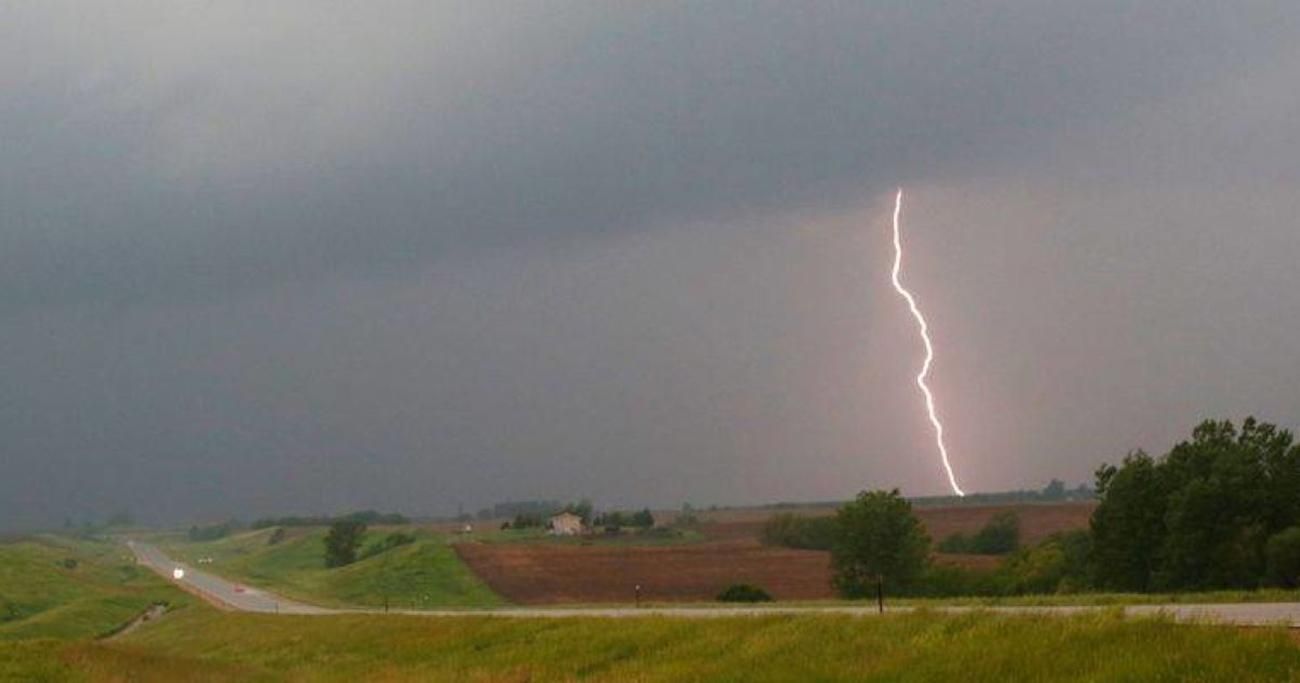 Трех человек убило ударом молнии на автобусной остановке Трех человек убило ударом молнии на автобусной остановке