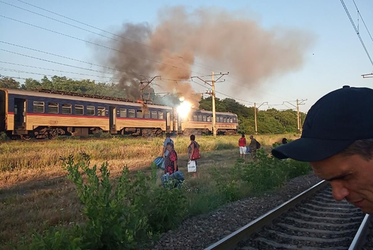 Електричка загорілась під Дніпром: люди на ходу вистрибували з вагонів
