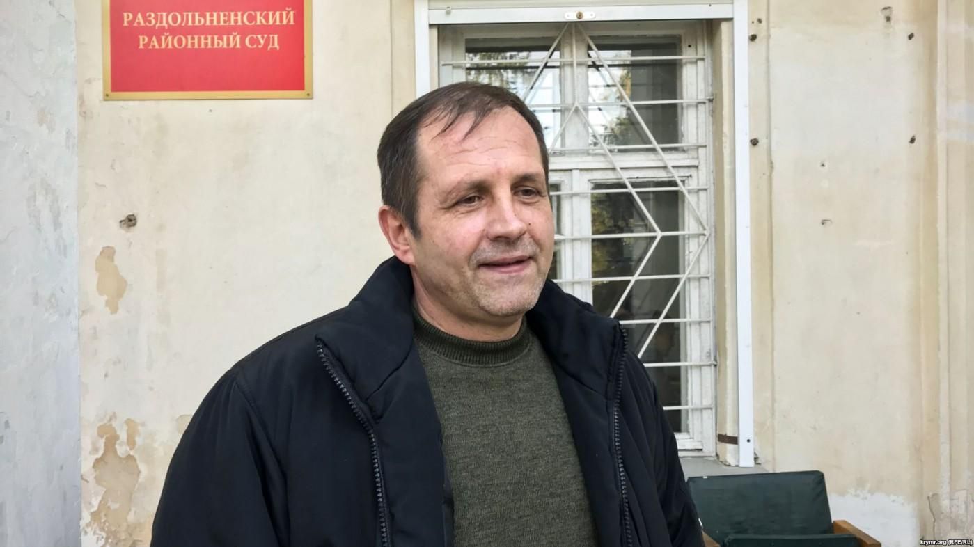 На Тернопольщине вышивают рубашку Владимиру Балуху: детали На Тернопольщине вышивают рубашку Владимиру Балуху: детали