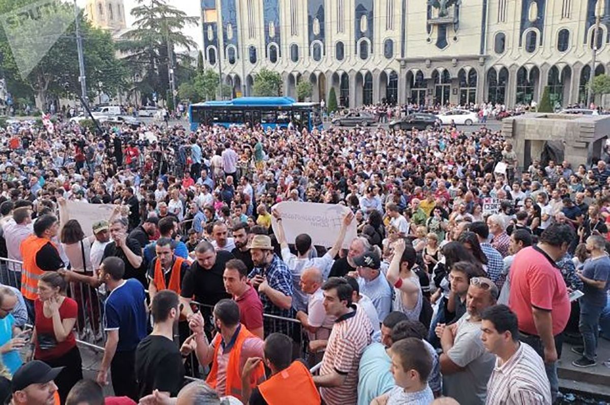 Антироссийские протесты в Грузии: люди снова вышли на улицы – фото и видео Антироссийские протесты в Грузии: люди снова вышли на улицы – фото и видео