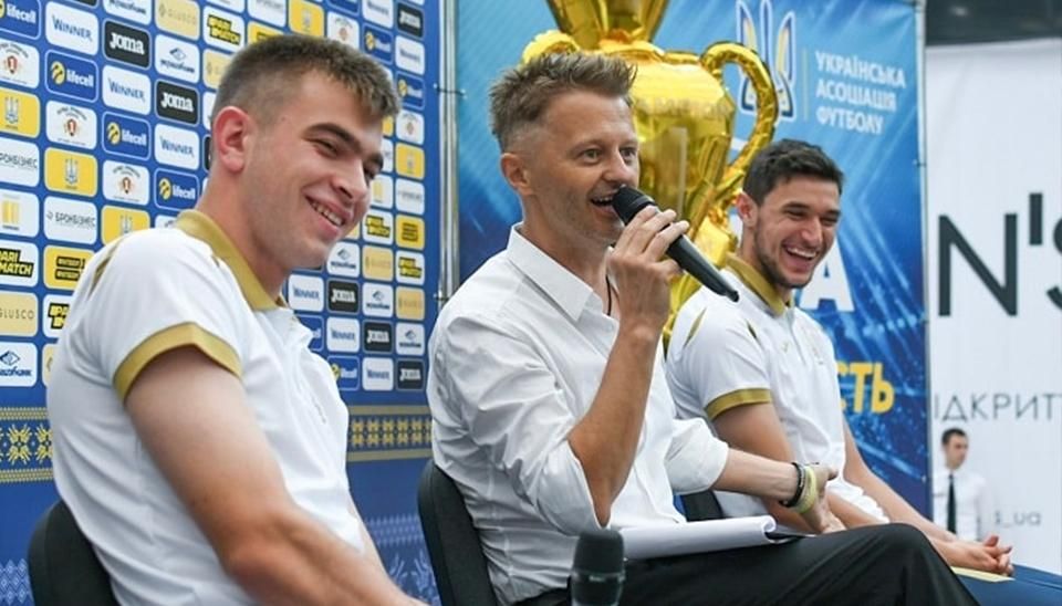 Звездные футболисты Яремчук и Чех встретились с фанатами и рассказали, кем восхищаются: фото