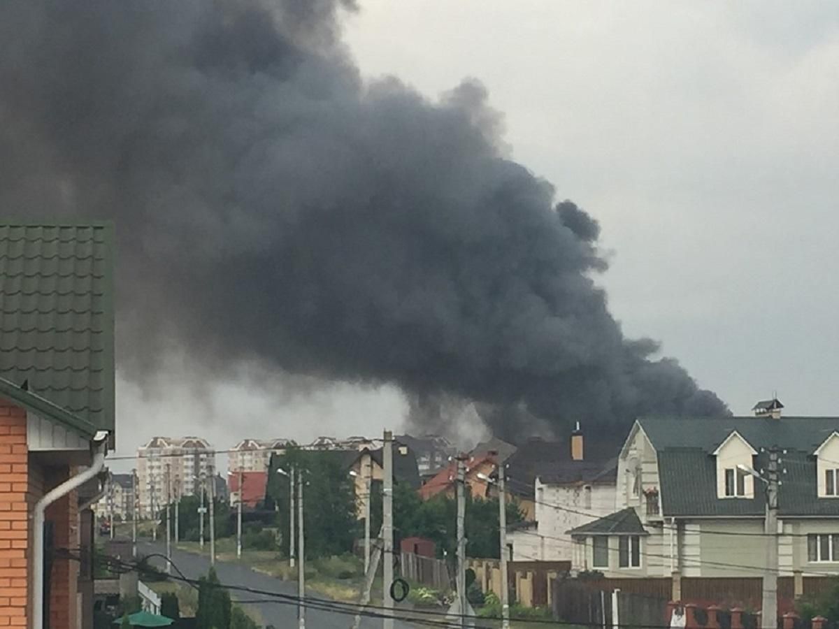 Под Киевом масштабный пожар на металлобазе, рядом – заправка: фото, видео