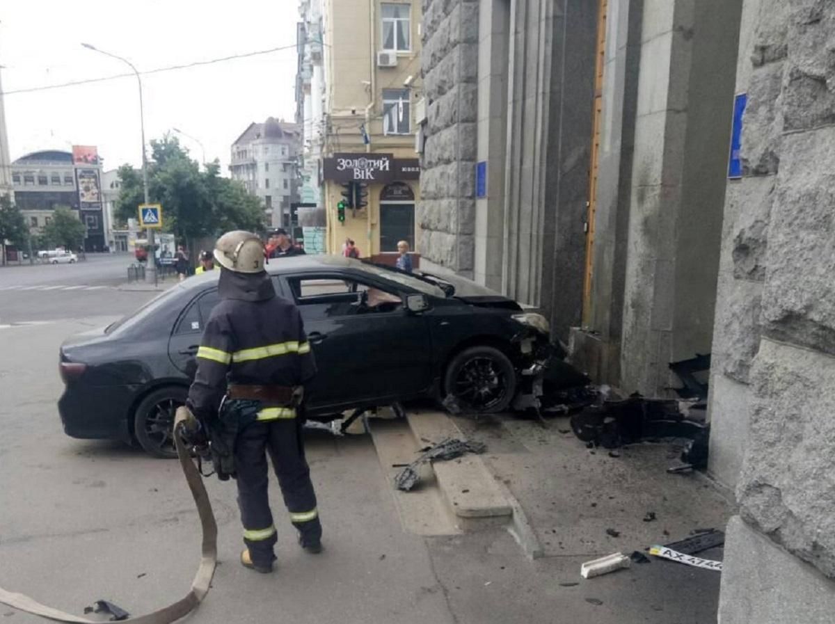 В Харьковскую мэрию врезался автомобиль: фото