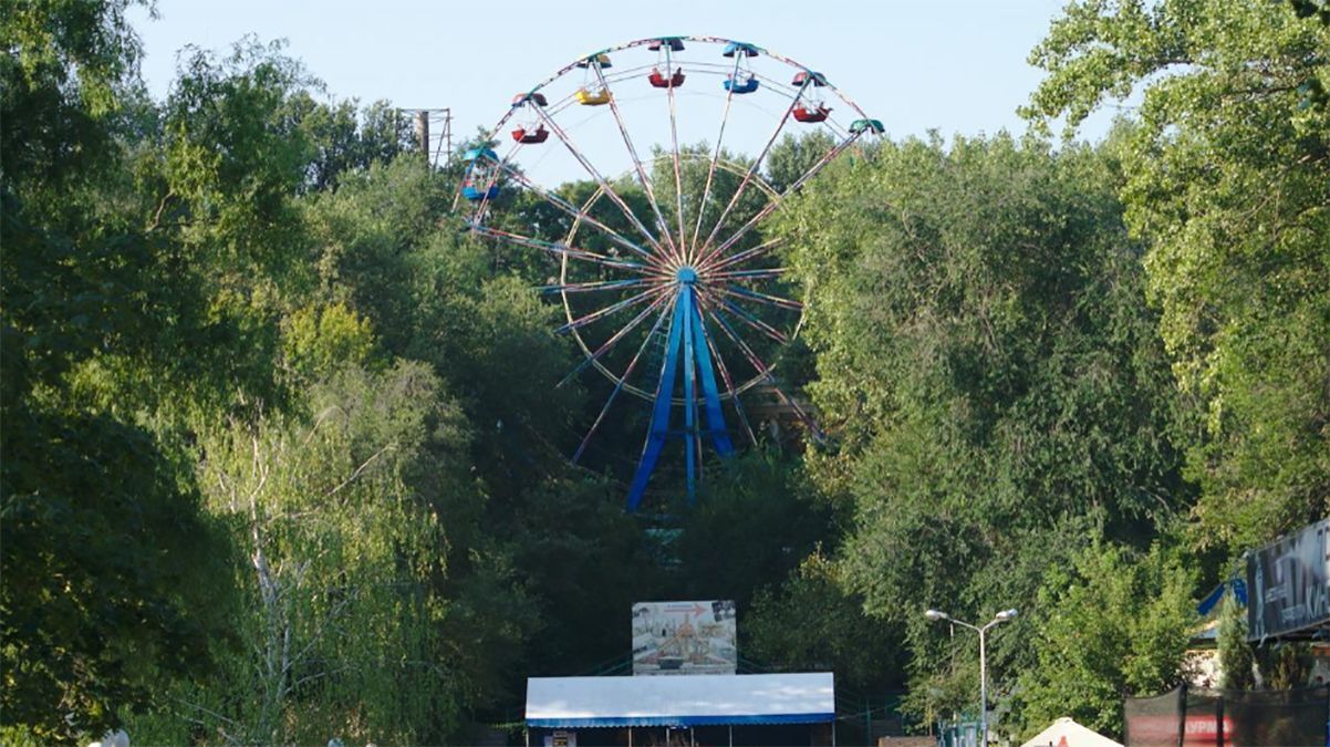 У Дніпрі в кабінці на оглядовому колесі під час руху обвалилось дно: фото У Дніпрі в кабінці на оглядовому колесі під час руху обвалилось дно: фото
