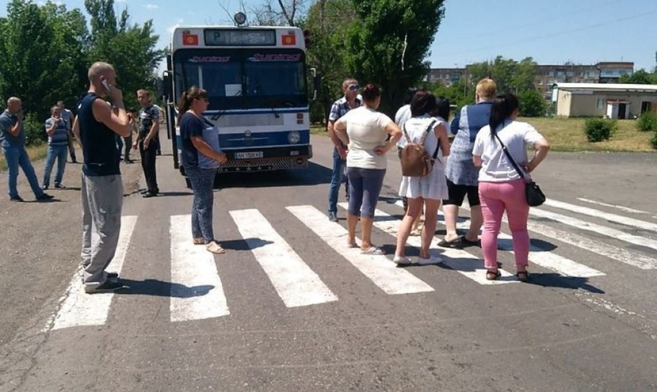 На Донеччині шахтарі перекрили трасу через заборговані зарплати: фото На Донеччині шахтарі перекрили трасу через заборговані зарплати: фото