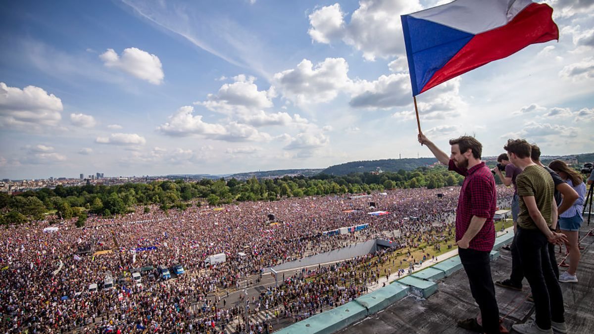 В Праге на антиправительственный митинг вышли 250 тысяч человек: фото