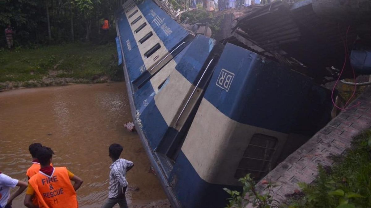 У Бангладеш потяг зійшов з рейок та впав у канал, є загиблі: моторошні фото та відео