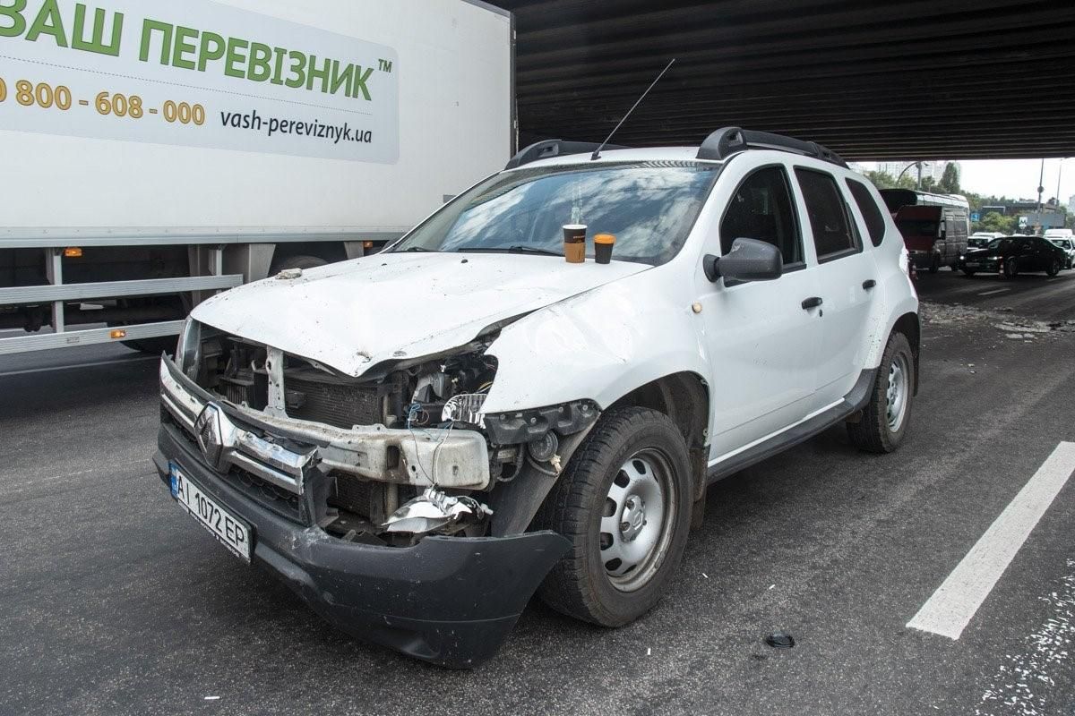 У Києві на автівку обвалився міст