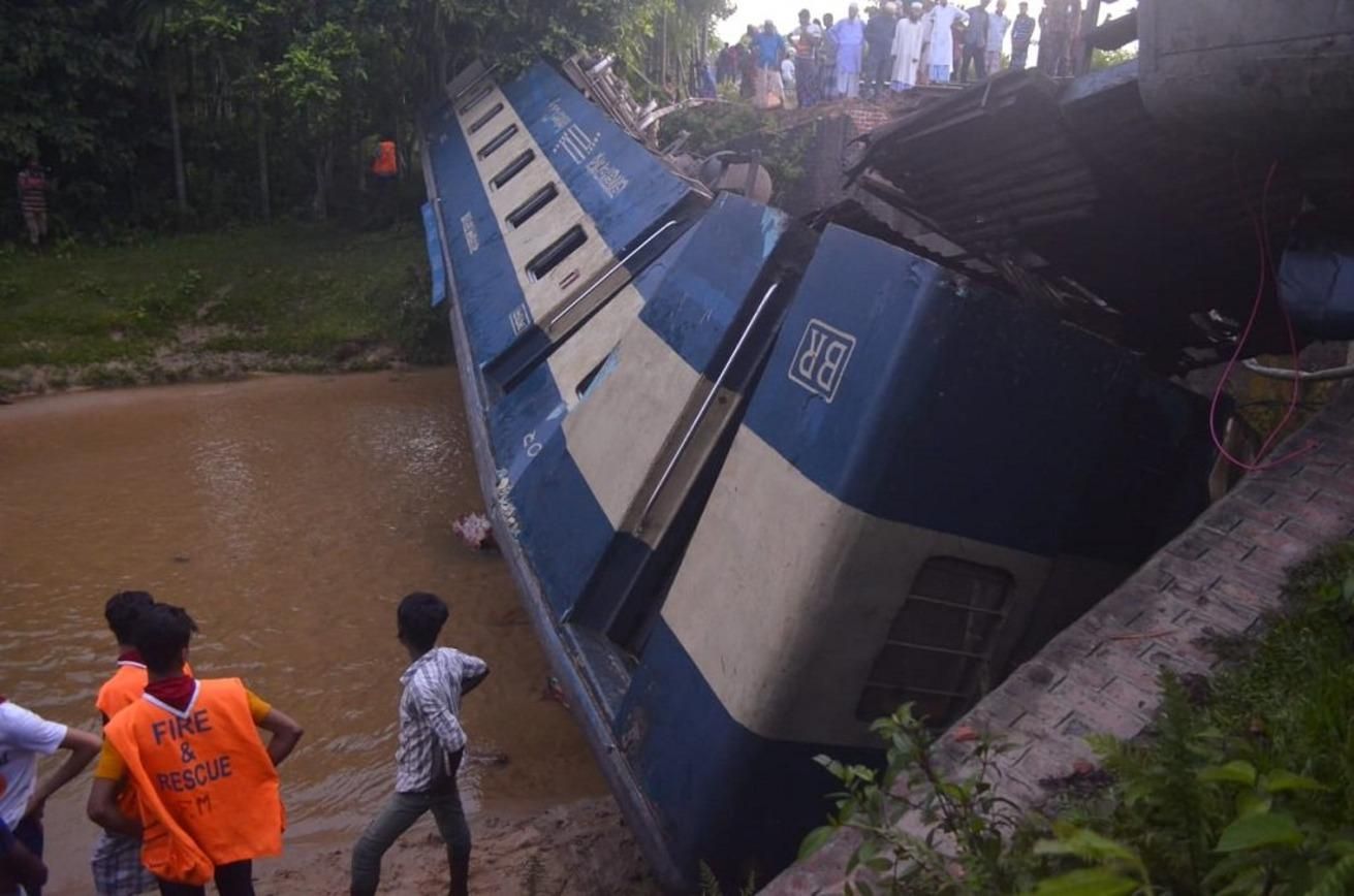В Бангладеш поезд сошел с рельсов и упал в канал, есть погибшие: жуткие фото и видео