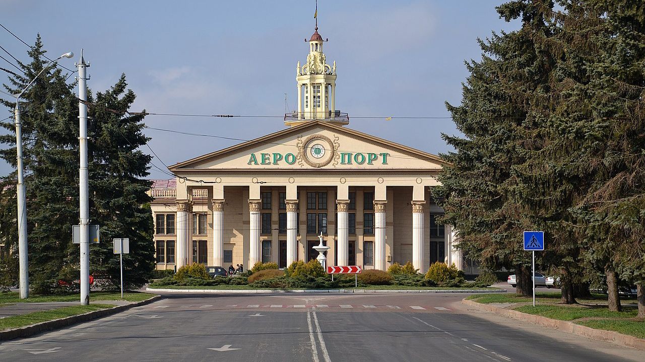 Аеропорт у Львові відновив роботу старого терміналу Аеропорт у Львові відновив роботу старого терміналу
