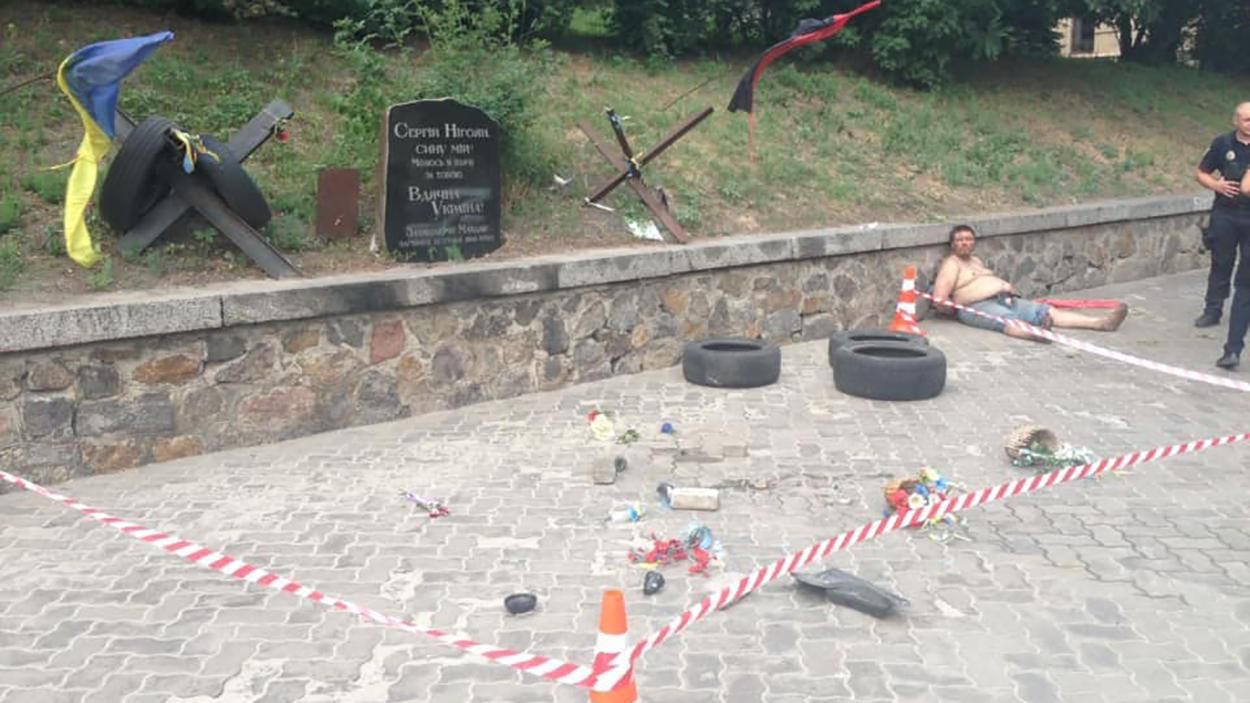 Вандал уничтожил мемориал герою Небесной Сотни в Киеве: фото