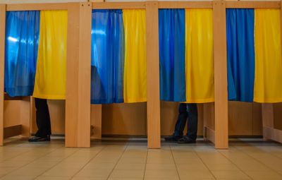 Посадовці-вигнанці знову обживаються в українському політикумі: чи є у них шанс