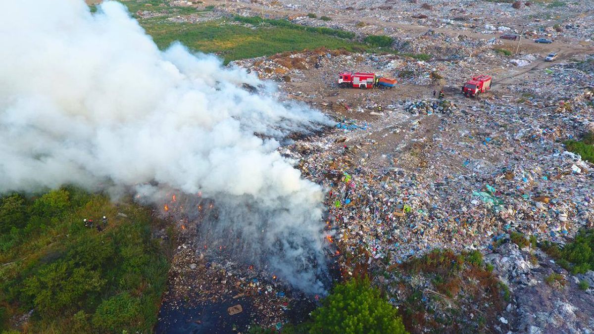 У Рівненській області горить сміттєзвалище: фото