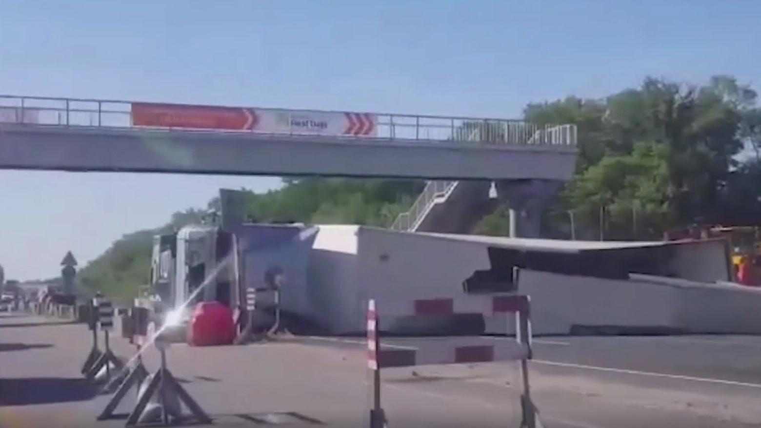 Под Киевом на трассе перевернулась фура: пробки растянулись на 4 километра – видео