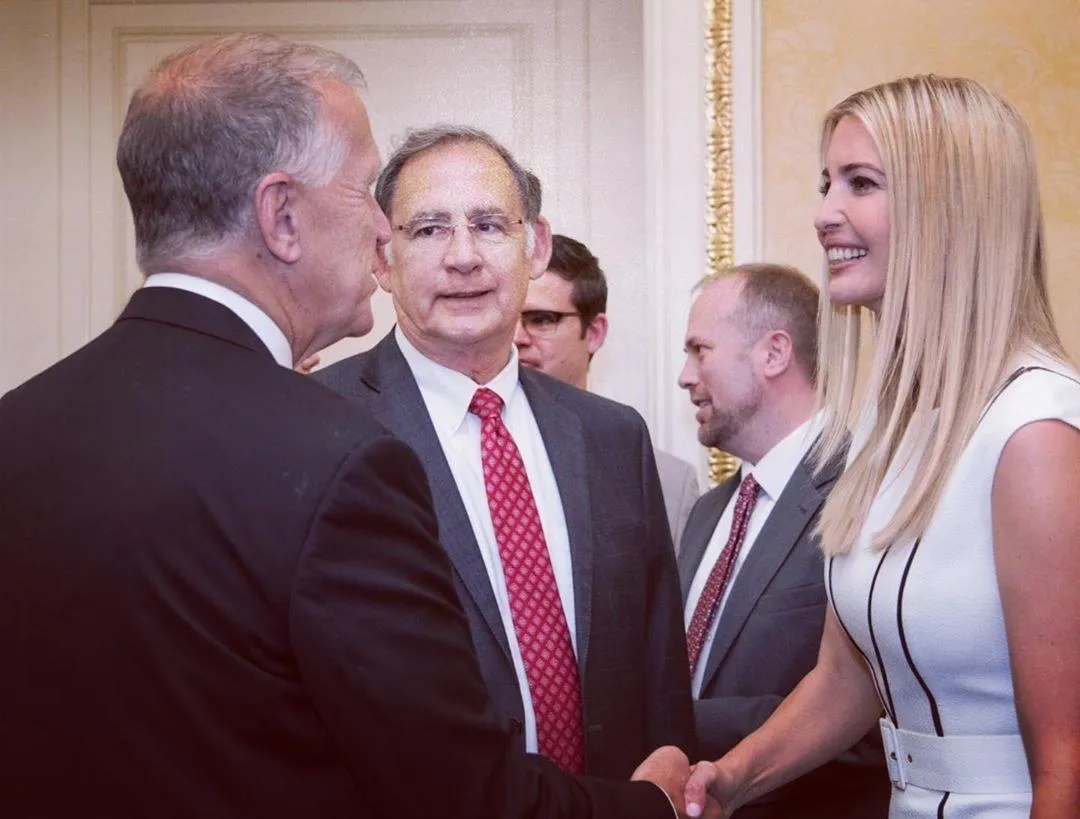 Іванка Трамп на зустрічі з сенаторами Іванка Трамп на зустрічі з сенаторами