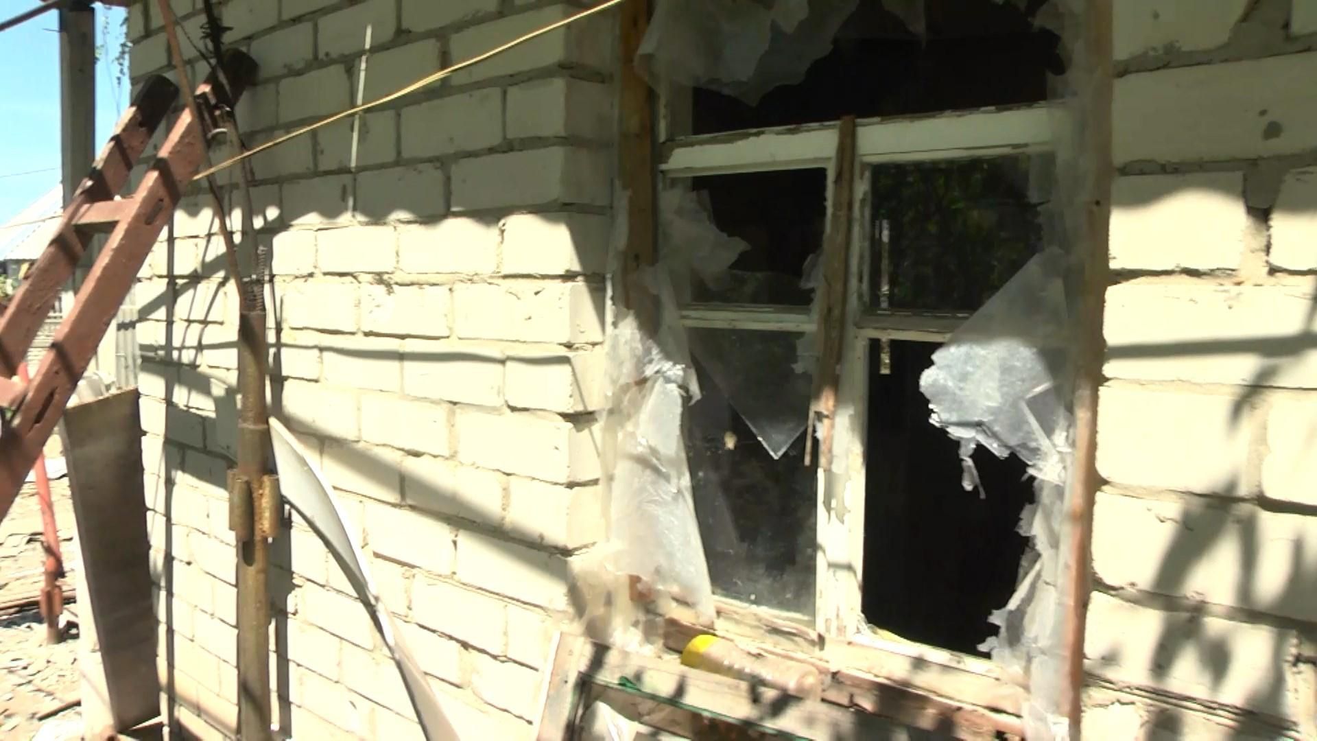 Разрушен дотла: шокирующие кадры из обстрелянного боевиками Донбасса
