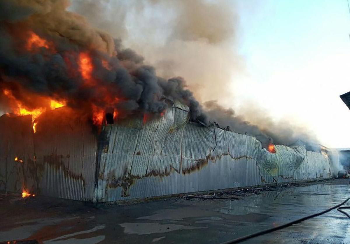 Пожежа на складі з секонд-хендом спалахнула під Києвом: фото і відео