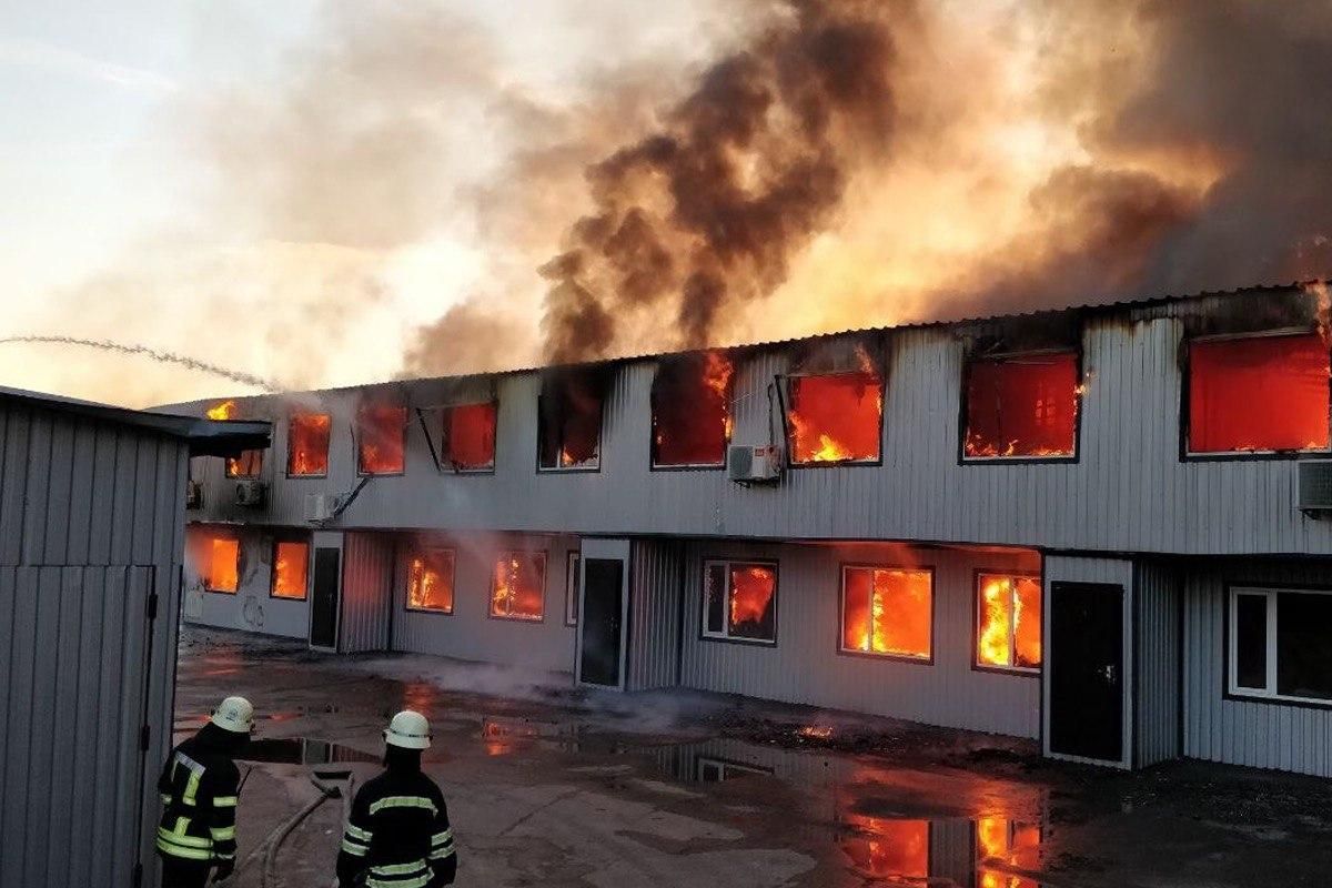 Власть Киева предупредила о загрязнении воздуха из-за пожара на складе секонд-хенда