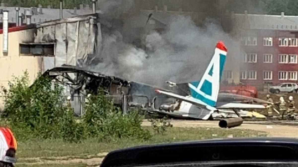 У Росії літак з пасажирами викотився за межі посадкової смуги, в'їхав у будівлю та загорівся