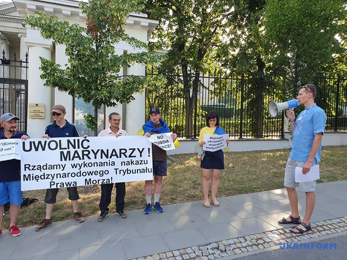 "Украинцы своих не бросают": в Польше провели пикет в поддержку пленных моряков