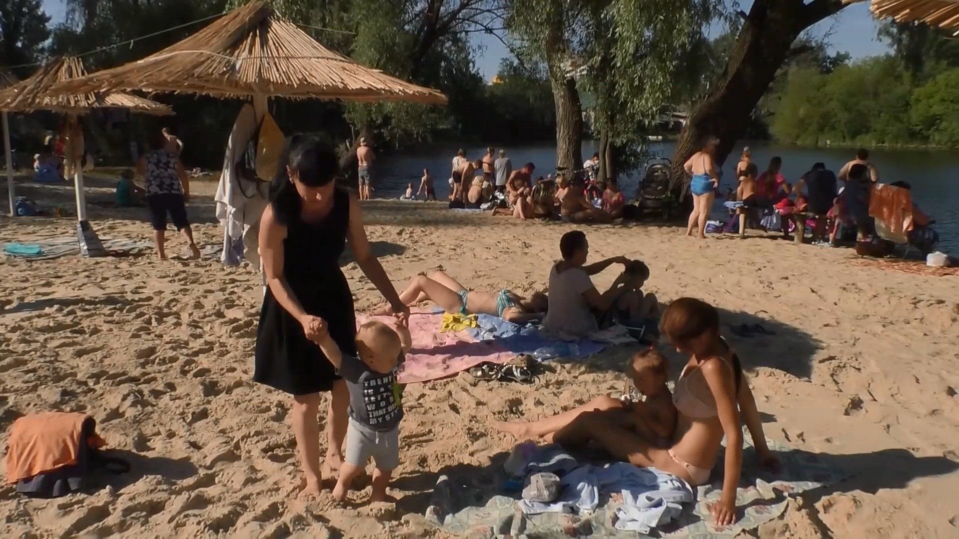 Как местные жители самостоятельно обустроили пляж на Черкасщине