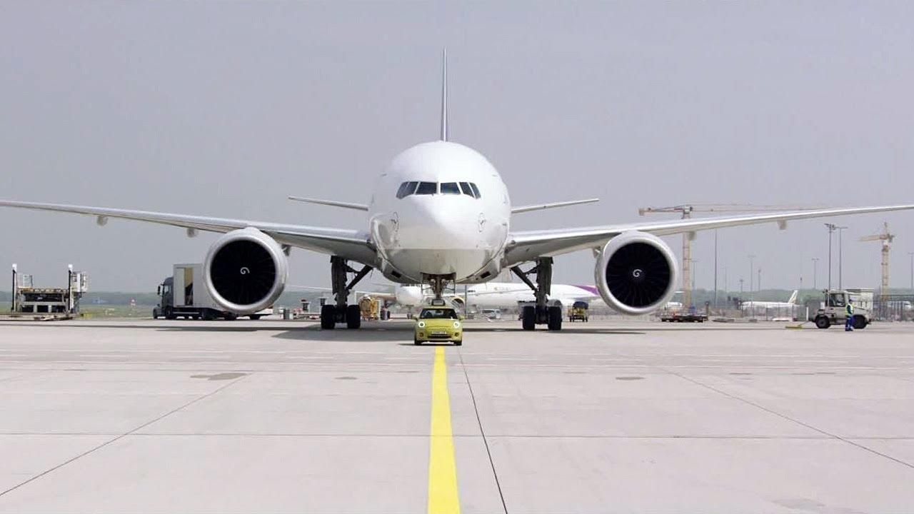 Електрична версія Mini Cooper здатна тягти 150-тонний Боїнг: ефектне відео Електрична версія Mini Cooper здатна тягти 150-тонний Боїнг: ефектне відео