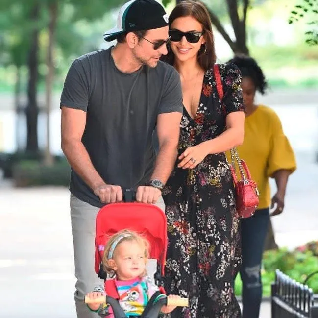 Бредлі Купер та Ірина Шейк на сімейній прогулянці Бредлі Купер та Ірина Шейк на сімейній прогулянці