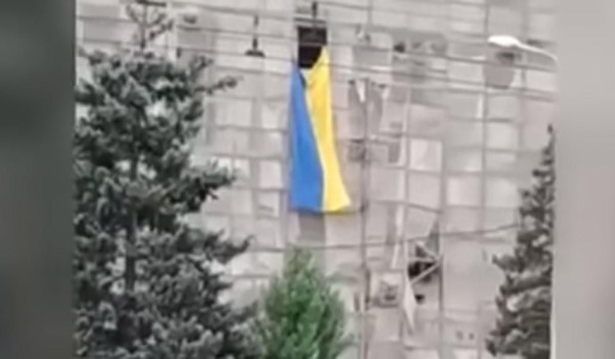 В окупованому РФ Донецьку під гімн України вивісили прапор: фото, відео