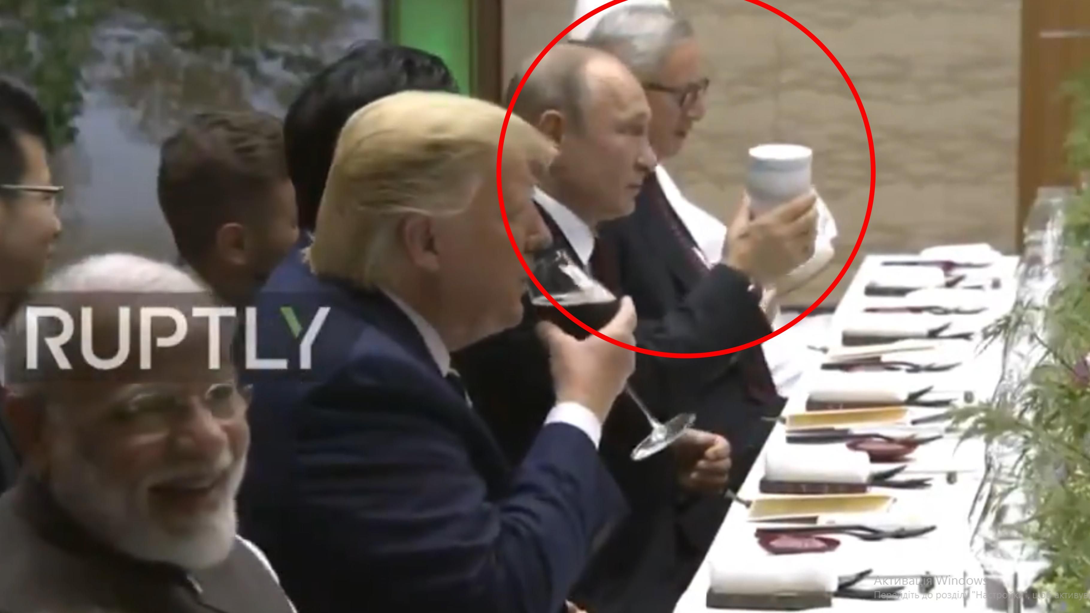 "Дед уже совсем параноик": Путин пришел на саммит G20 со своим термосом – видео