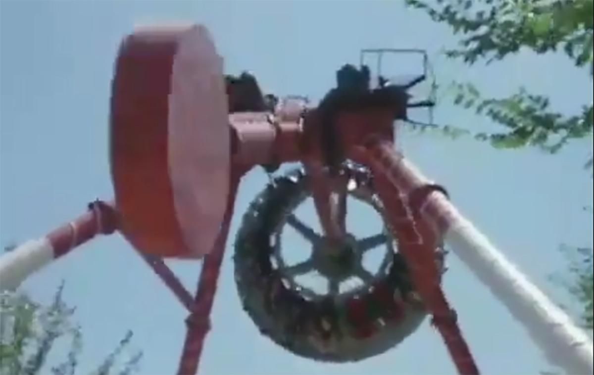 Аттракцион с десятками людей треснул пополам: жуткое видео из парка развлечений в Узбекистане Аттракцион с десятками людей треснул пополам: жуткое видео из парка развлечений в Узбекистане