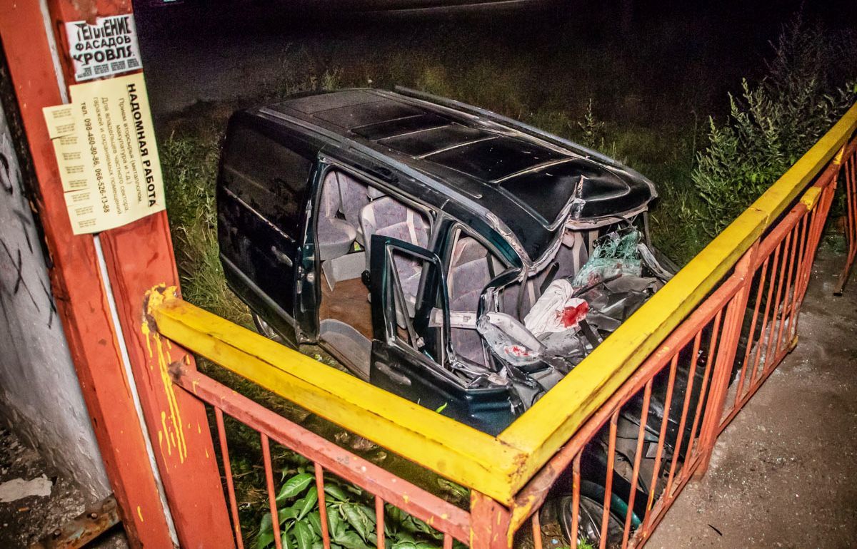 Авто влетело в остановку под Днепром: пассажиров зажало в салоне – фото и видео