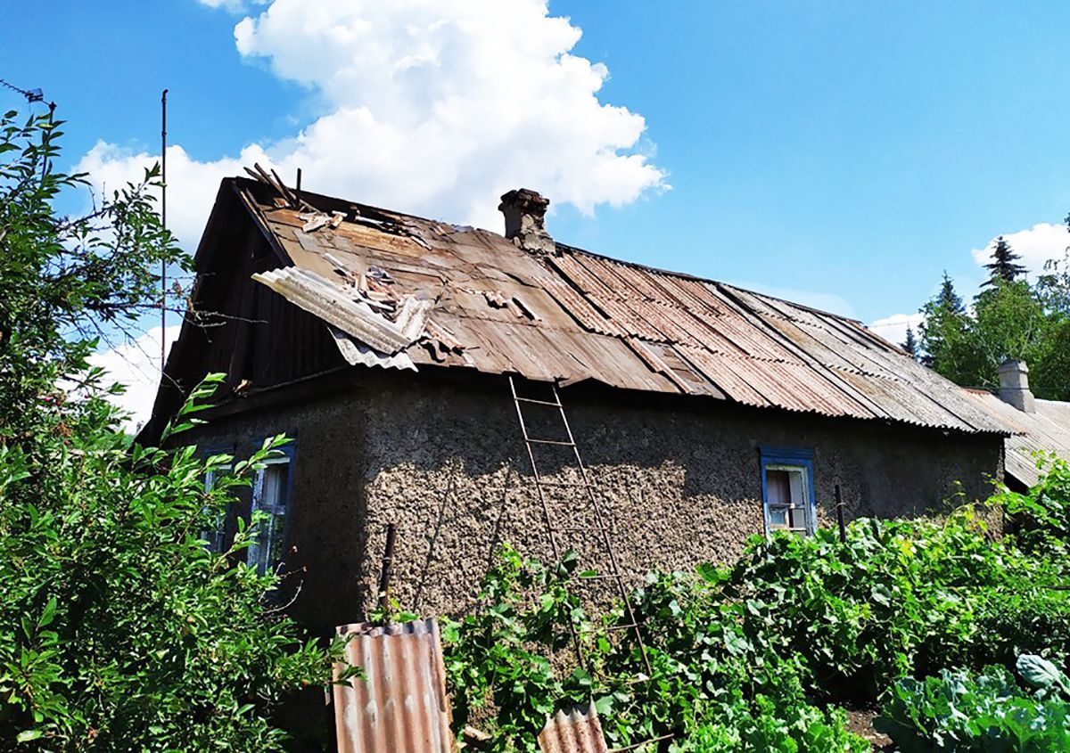 Пророссийские боевики обстреляли мирное Золотое-4 на Донбассе: фото разрушений Пророссийские боевики обстреляли мирное Золотое-4 на Донбассе: фото разрушений