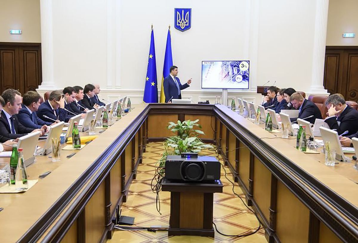Хто з українських міністрів отримав найбільшу зарплату у травні