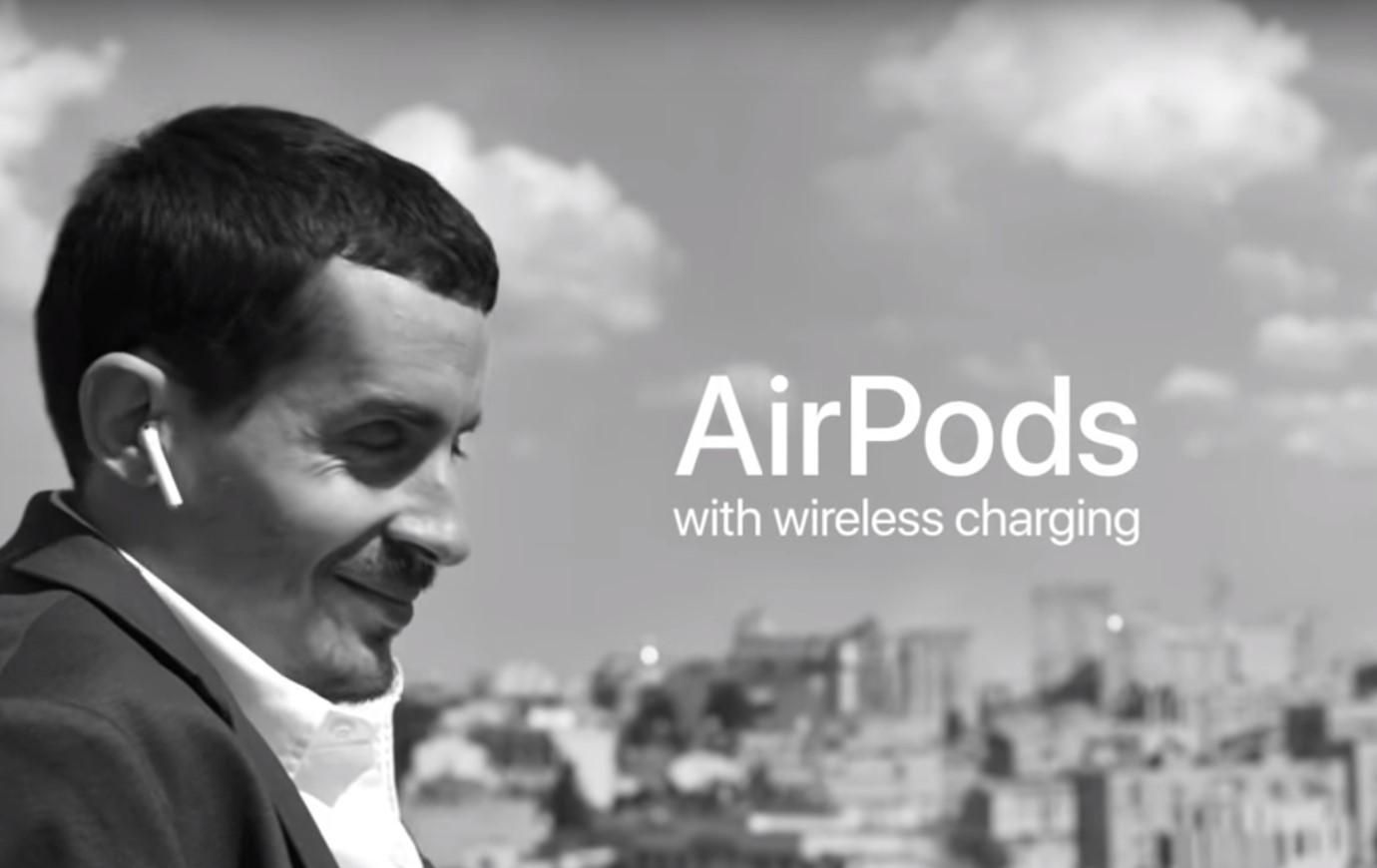 Рекламу наушников AirPods сняли в Киеве: видео