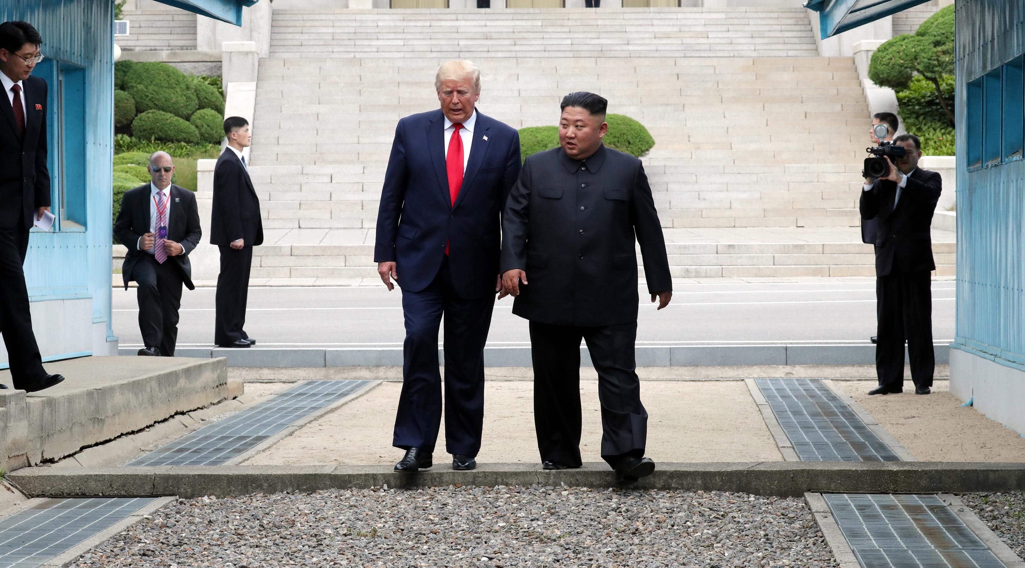 Трамп встретился с Ким Чен Ыном и впервые ступил на землю КНДР: чем это важно – фото, видео