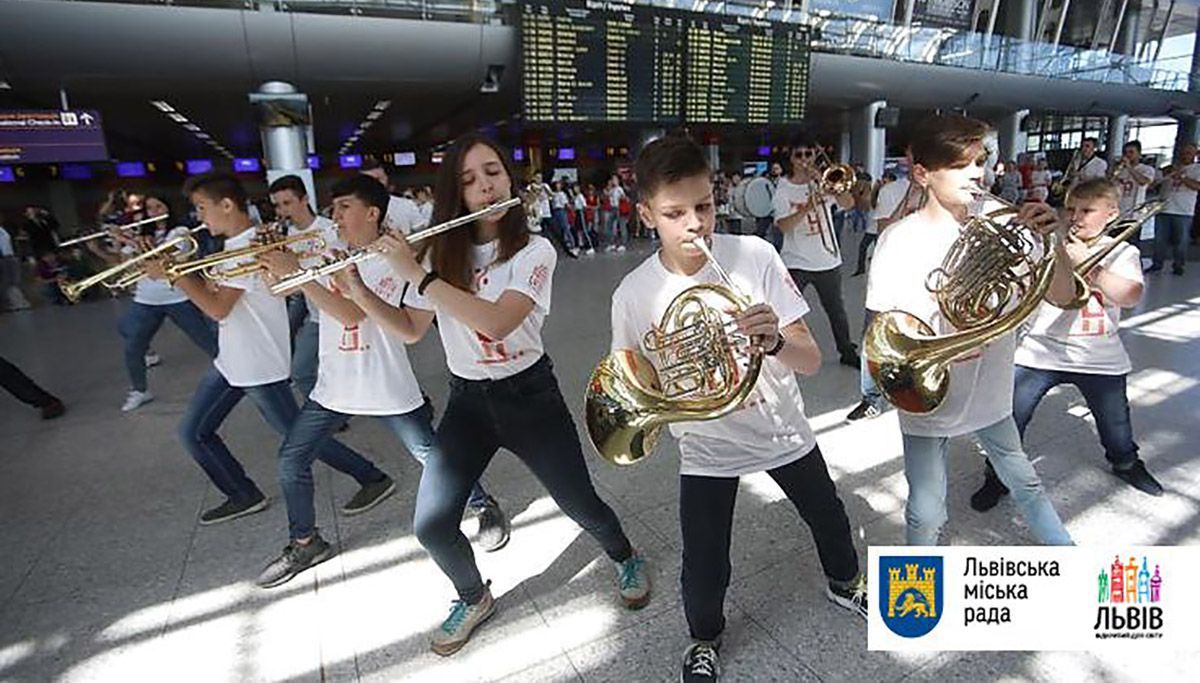 В аэропорту Львова устроили яркий флешмоб гостям Leopolis Jazz Fest: фото, видео