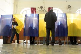 Дарт Вейдер, прихильники Януковича та скандальний блогер: що потрібно знати про мажоритарників