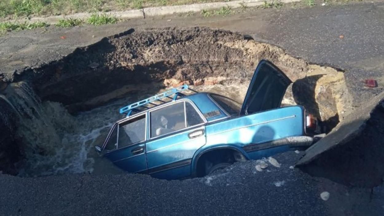 Автомобиль провалился под асфальт в Полтаве: шокирующие фото и видео Автомобиль провалился под асфальт в Полтаве: шокирующие фото и видео
