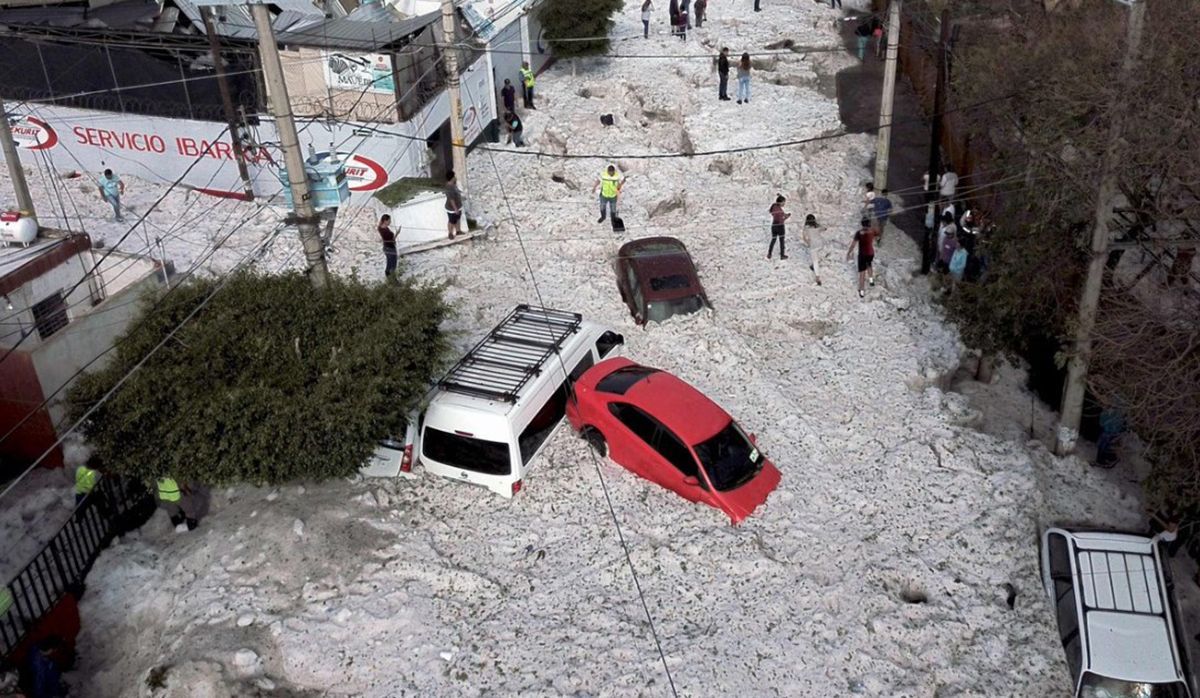 У Мексиці 1,5-метровий шар льоду накрив вулиці великого міста: шокуючі фото, відео У Мексиці 1,5-метровий шар льоду накрив вулиці великого міста: шокуючі фото, відео