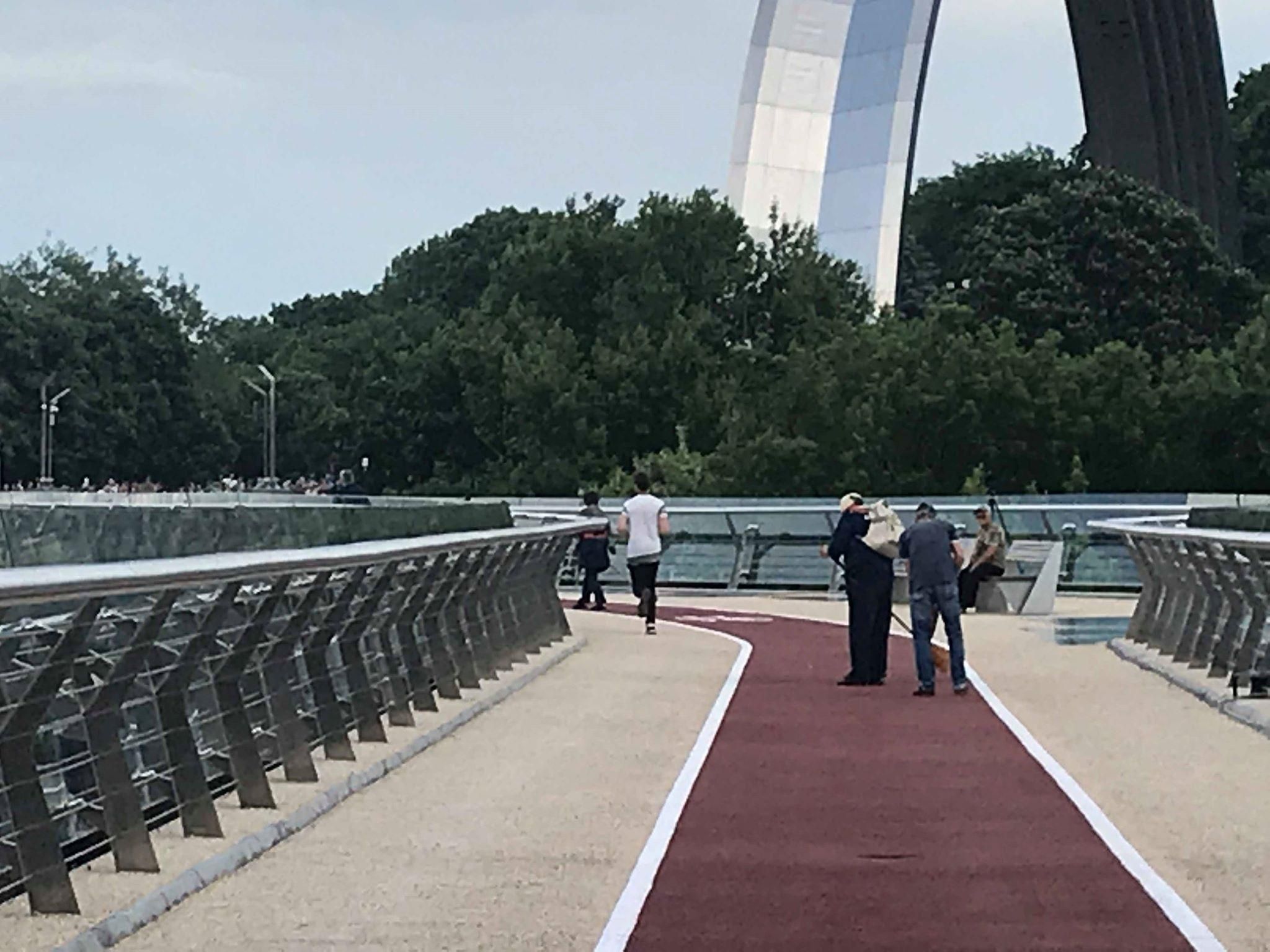 На "мост Кличко" снова потянуло нетрезвого водителя: фото