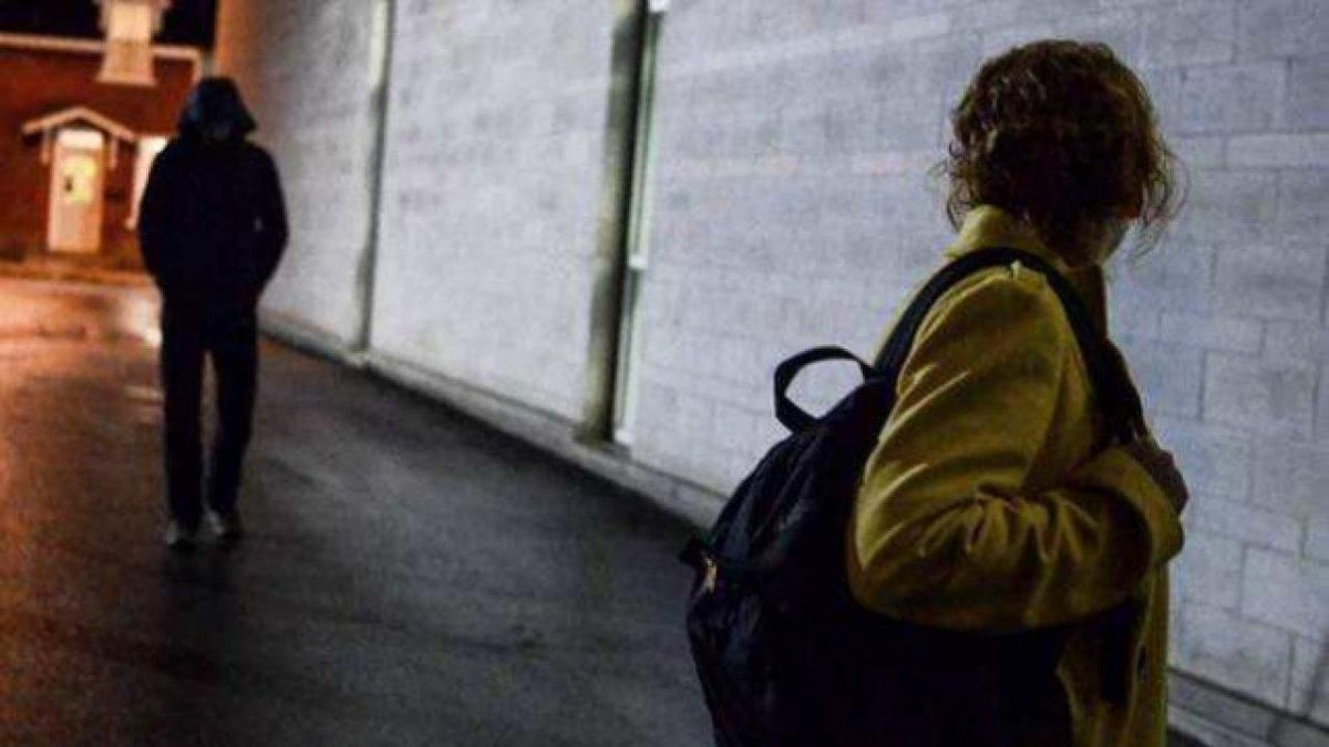 В Києві чоловік вдарив дівчину ножем у шию: деталі події В Києві чоловік вдарив дівчину ножем у шию: деталі події