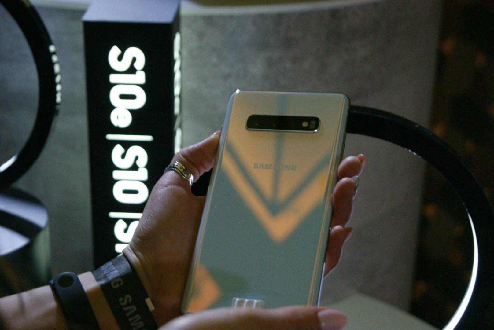 Смартфон Samsung Galaxy S10 загорівся під час зарядки Смартфон Samsung Galaxy S10 загорівся під час зарядки