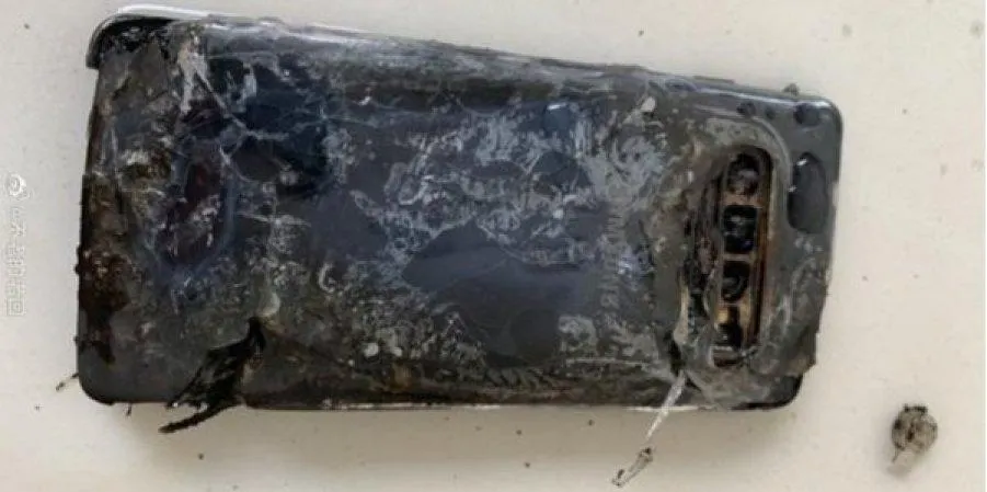 Samsung Galaxy S10 загорівся під час зарядки 