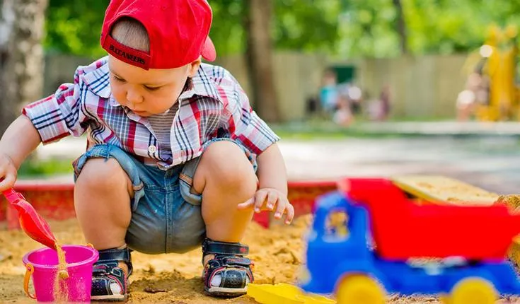 Не забороняйте дітям грати у пісочницях, але уважно стежте за ними