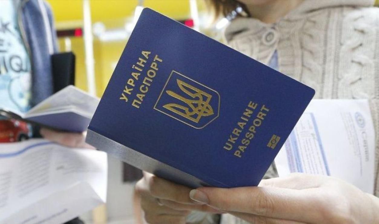 Крымчане массово едут в Херсон оформлять украинские загранпаспорта: видео Крымчане массово едут в Херсон оформлять украинские загранпаспорта: видео