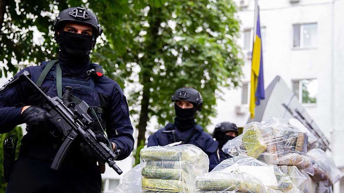 Полицейские изъяли почти полтонны кокаина стоимостью 60 миллионов долларов: фото и видео