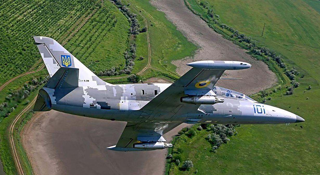 На Харківщині впав військовий літак: пілот вижив