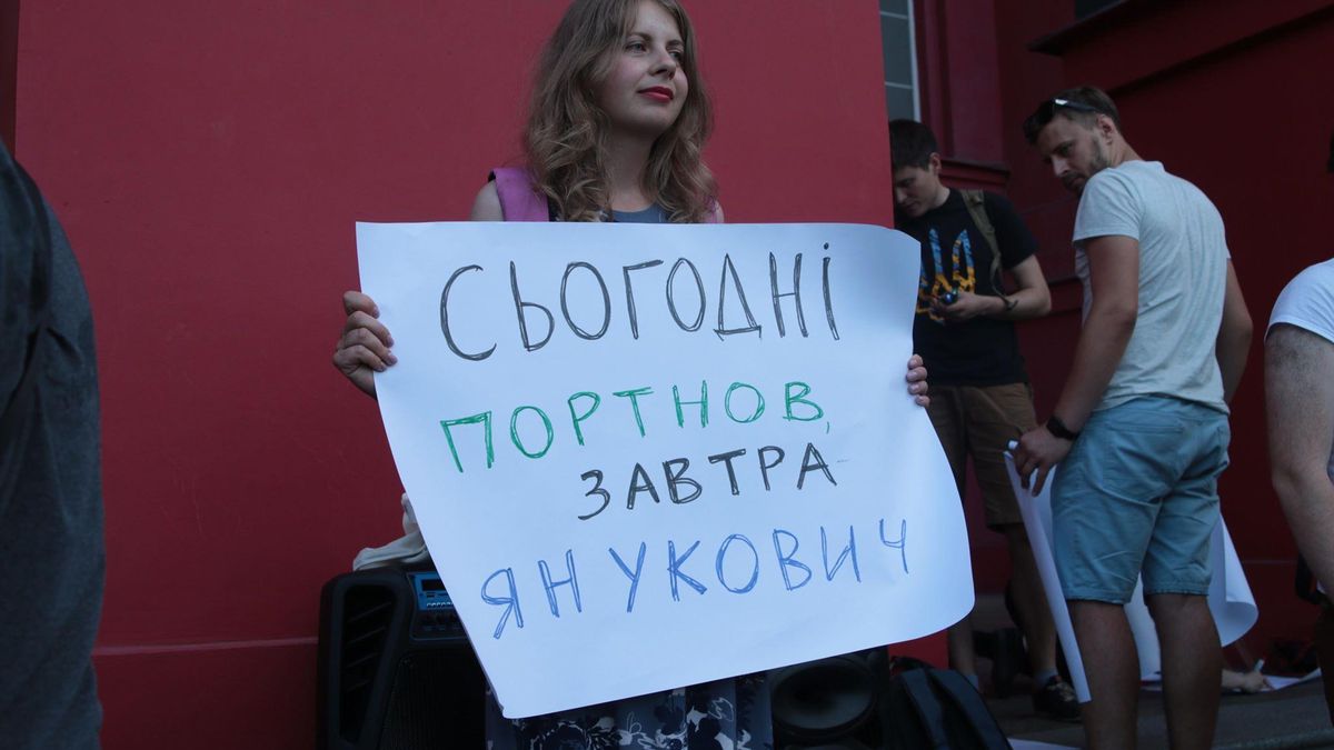Сьогодні він, а завтра Янукович: випускники КНУ розповіли про Портнова і його минуле Сьогодні він, а завтра Янукович: випускники КНУ розповіли про Портнова і його минуле